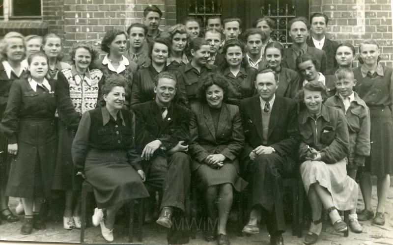 KKE 3433.jpg - Nauczycielstwo. Szkoła Zawodowa w Biskupcu. od lewej siedzą: drugi Jan Rutkowski, Biskupiec, 1951 r.